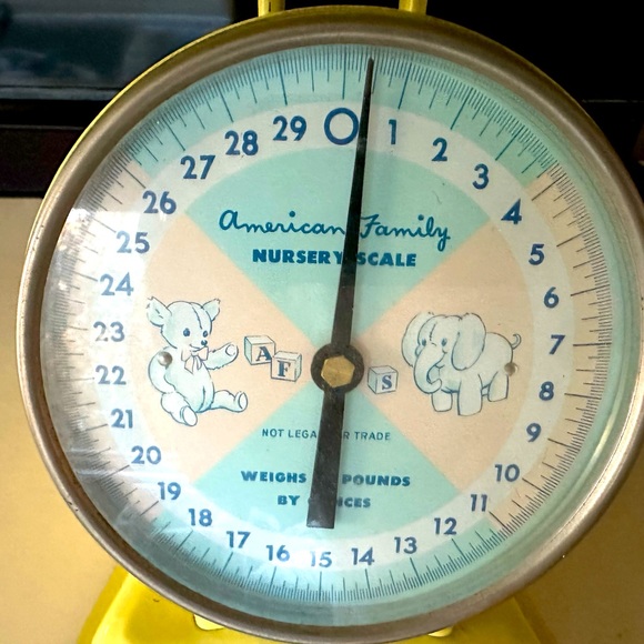 Vintage American Family 30 LB Nursery Baby Metal Scale Yellow Decor - Picture 2 of 6